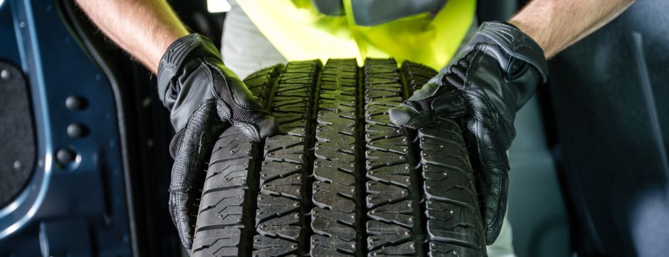 mechanic hands on car tire